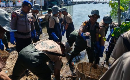 Sinergi Bersih - bersih Pantai, Polres Gresik Wujudkan Indonesia ASRI