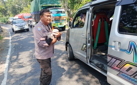 Tuai Pujian Warganet, Aksi Heroik Bhabinkamtibmas Polsek Bagor Selamatkan Bayi Korban Kecelakaan Bus di Nganjuk