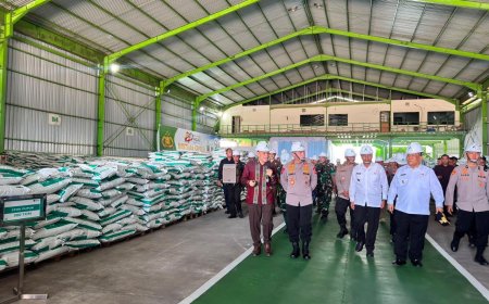 Kapolri Tinjau Pabrik Pupuk Batu Bara di Kampar, Lepas Distribusi 80 Ton Pupuk untuk Kelompok Tani Riau