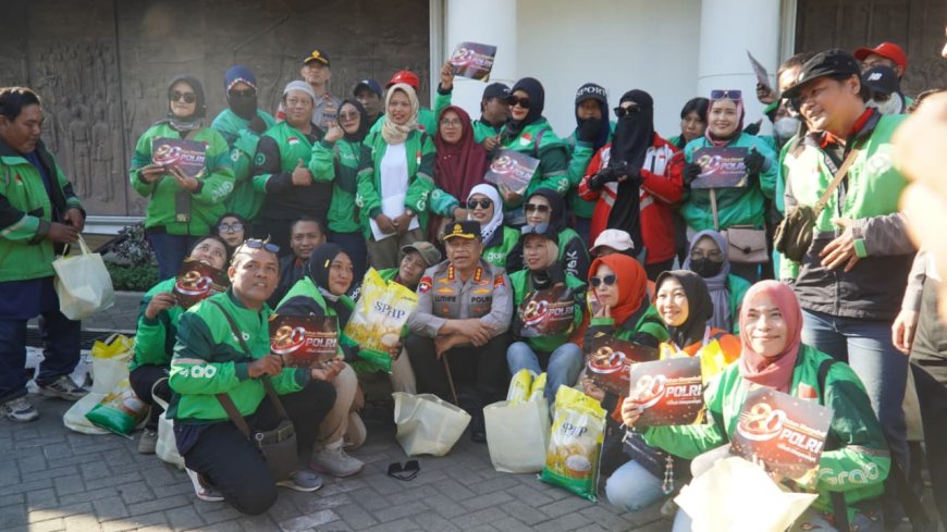 Polrestabes Surabaya Salurkan Paket Sembako untuk Warga di Hari Bhayangkara ke - 80