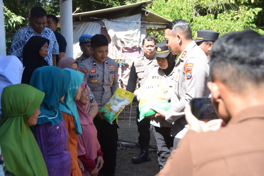Polres Bondowoso Salurkan Bantuan Beras untuk Warga Curahpoh di Hari Bhayangkara - ke 80