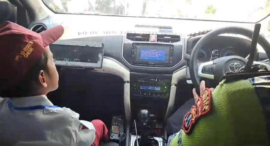 Diantar Polisi, Bocah SD di Gresik yang Tersesat Jalan Pulang Akhirnya Bertemu Orang Tuanya