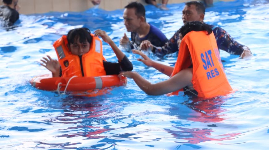 Satpolairud Polres Lamongan Tingkatkan Kesadaran Keselamatan Air bagi Santri