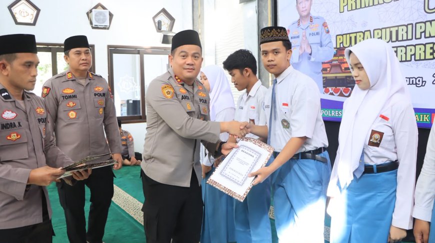 Kapolres Jombang Serahkan Beasiswa kepada Putra-Putri Pegawai Negeri Pada Polri Berprestasi
