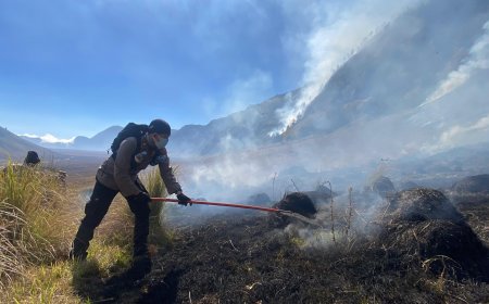 Polres Probolinggo Terjunkan Personel Bantu Padamkan Kebakaran Hutan di Gunung Bromo